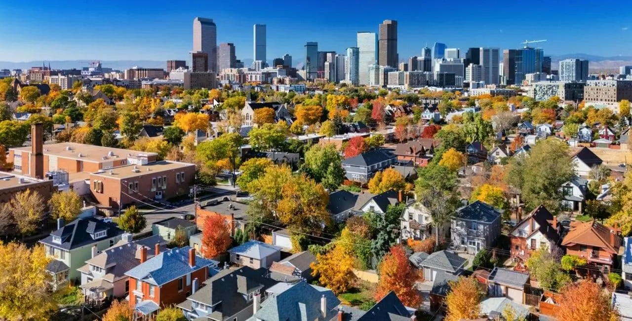 Aéreo do bairro de Denver, Colorado - istockphoto.com