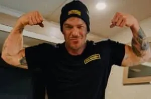 Alan Ritchson comparte una cita críptica sobre el enemigo después de la pelea con un vecino en Tennessee