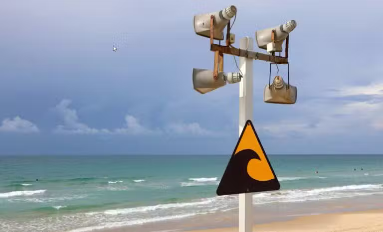 Alerta de Tsunami - Alexey Protasov/istockphoto.com