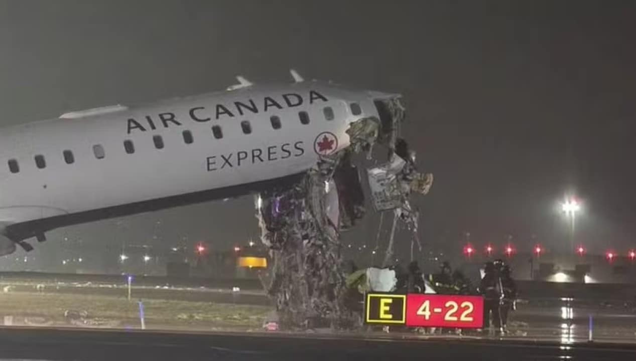 avião que colidiu com veículo de bombeiros em aeroporto de Nova York