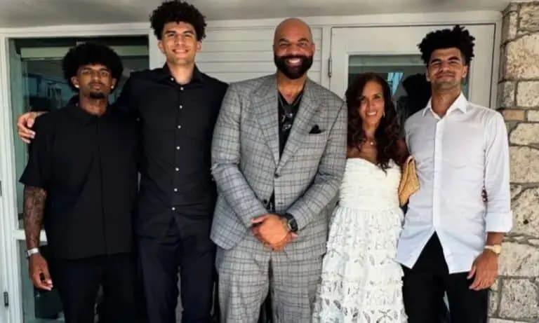 Cameron e Cayden Boozer com seus pais e irmão mais velho em maio de 2025. Crédito:Carlos Boozer/Instagram