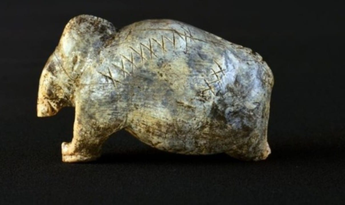 estatueta de mamute de 40.000 anos