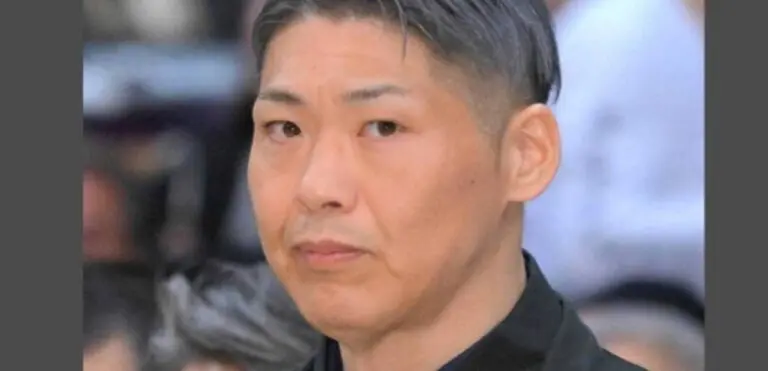 ex-lutador de sumô Tamanojō é agora o estábulo Hokoma ( Hochi Shimbun ).