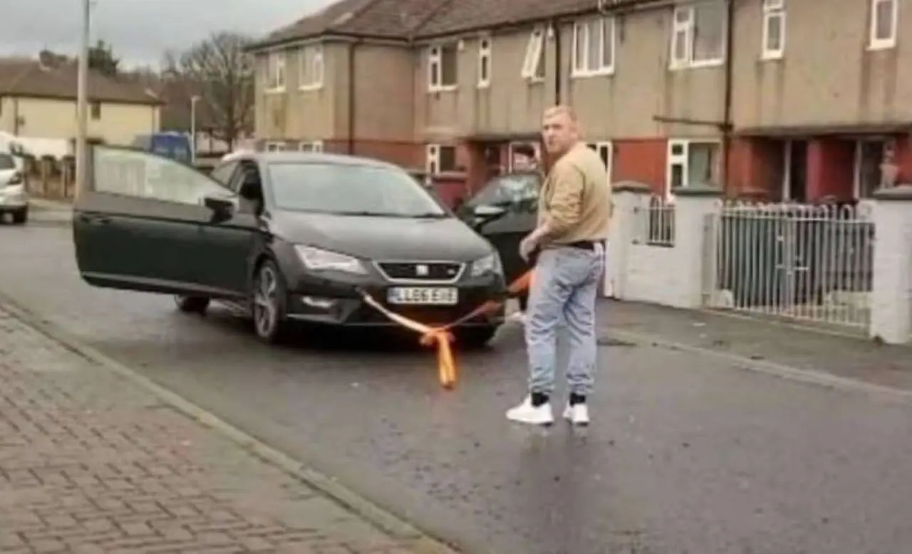 homem bate record ao puxar carro