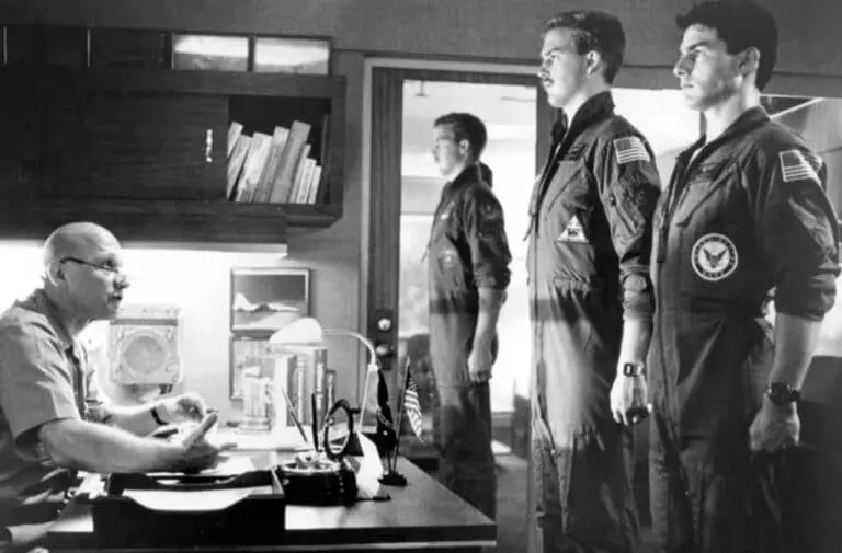 James Tolkan se dirige a Tom Cruise (à direita) e Anthony Edwards em 'Top Gun'.