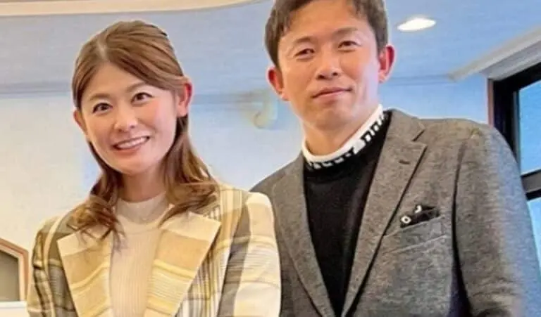 Kenji Akahoshi e sua esposa, Eri (da Sra. Eri X) ( Jornais Sports Nippon )