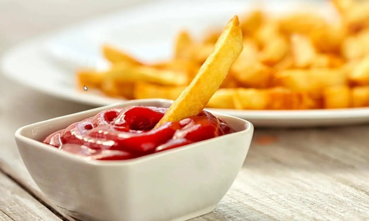 ketchup - zeljkosantrac/istockphoto.com