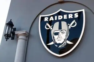 يقوم Las Vegas Raiders بإنهاء عقد المخضرم Geno Smith وإعطاء الأولوية لاختيار المسودة الأولى