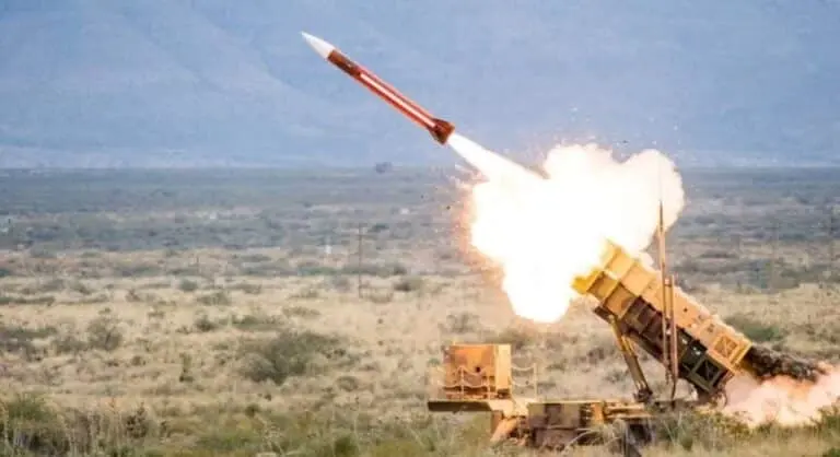 Míssil sendo disparado de sistema de defesa aéreo Patriot. (Foto: Reprodução/Raytheon Technologies)