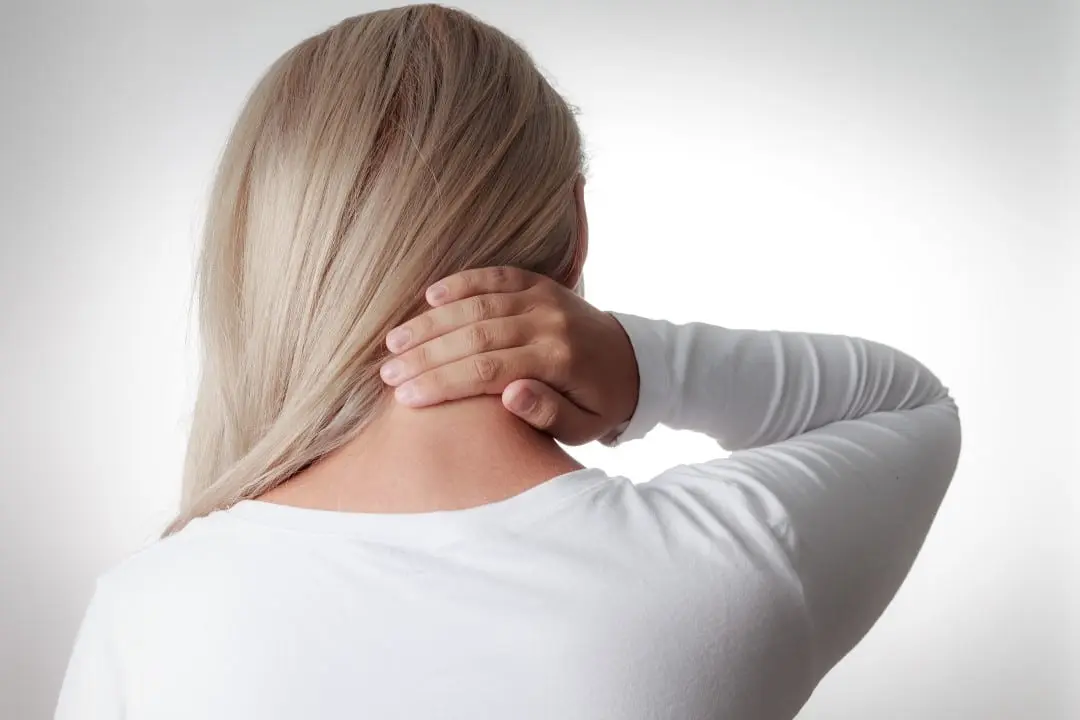 mulher segurando o pescoço. meningite