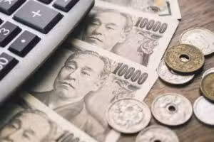 Dólar cai para 159 ienes no Japão com leve recuo diário