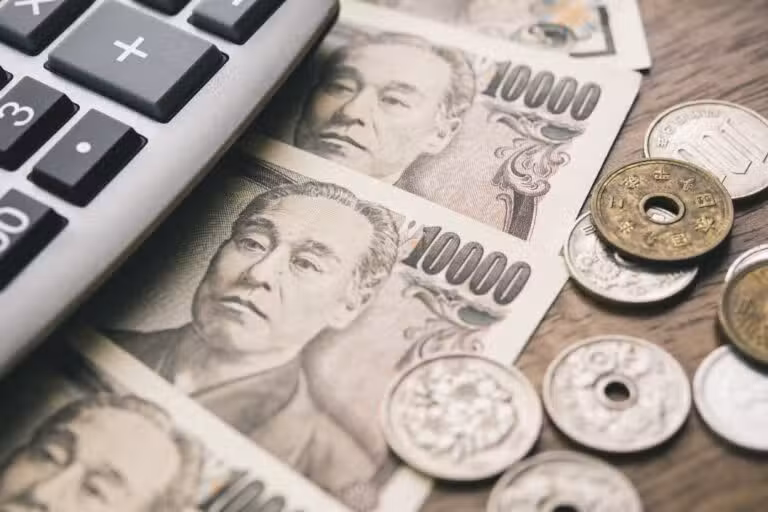 notas e moedas de ienes japoneses com calculadora