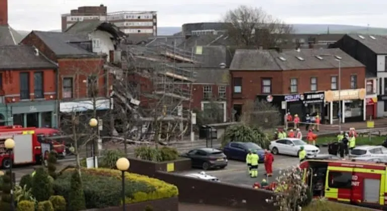 O edifício no centro de Oldham desabou pouco depois do meio-dia de 24 de março de 2026 - MEN Media