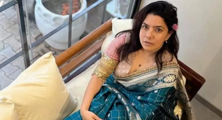 Rajshri - @rajshri_deshpande