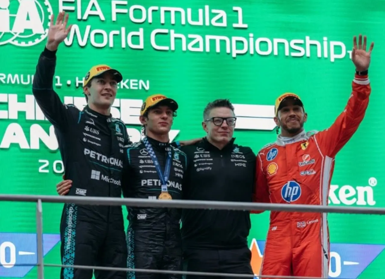 Russell, Antonelli e Hamilton - X.com/ Fórmula 1