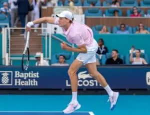 ヤニク・シナーとアリーナ・サバレンカがマイアミ・オープンのコートで勝利と記録で輝く