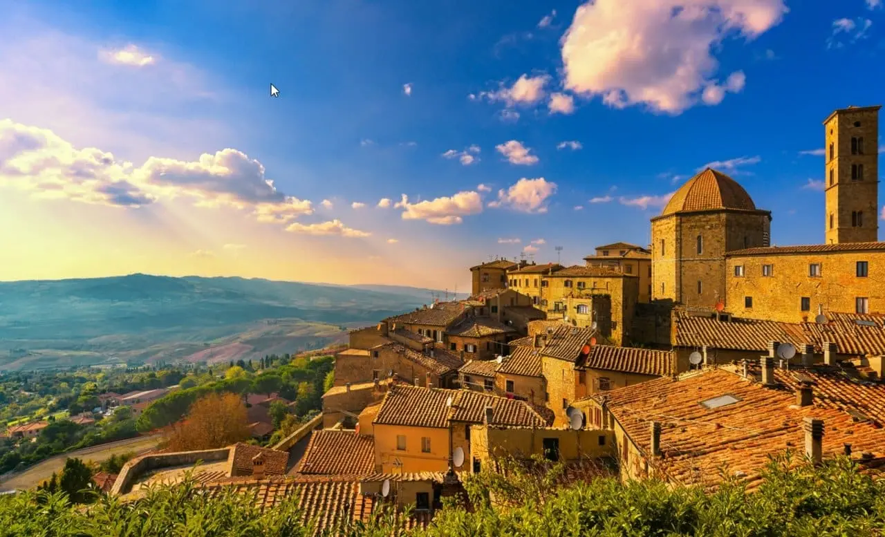 Toscana, horizonte da cidade de Volterra, Igreja e panorama Ver os na sunset. Itália -StevanZZ/istockphoto.com