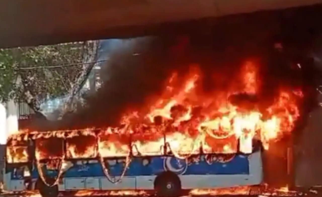 Traficantes incendeiam ônibus na região central do Rio - reprodução