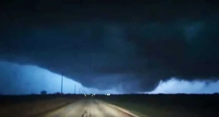 Uma grande nuvem funil iluminada por relâmpagos em Fairview, Oklahoma, na quinta-feira - Danny Giager