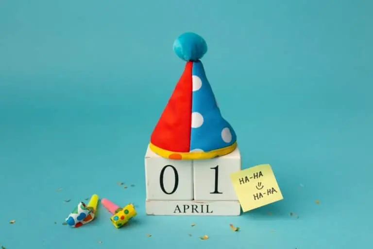 1º de abril. Imagem do calendário de madeira de 1º de abril e decoração festiva