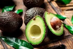 Pesquisa alerta: óleo de abacate em produtos embalados raramente é puro, aponta estudo