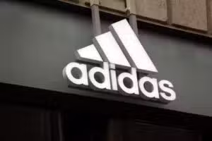 Adidas wchodzi na giełdę po tym, jak maratończyk pobił rekord dzięki „Supertennis”