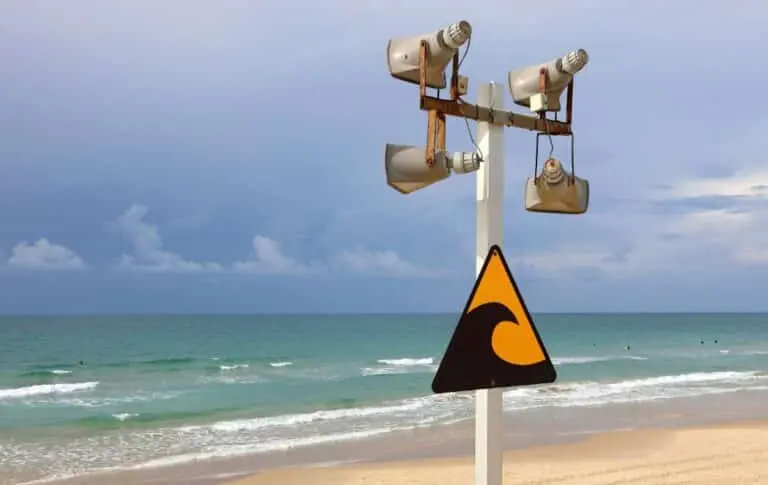 Alto-falantes e aviso de tsunami