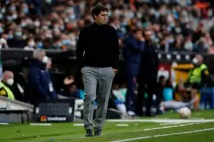 Liverpool abre negociação com Andoni Iraola para substituir Arne Slot no comando técnico