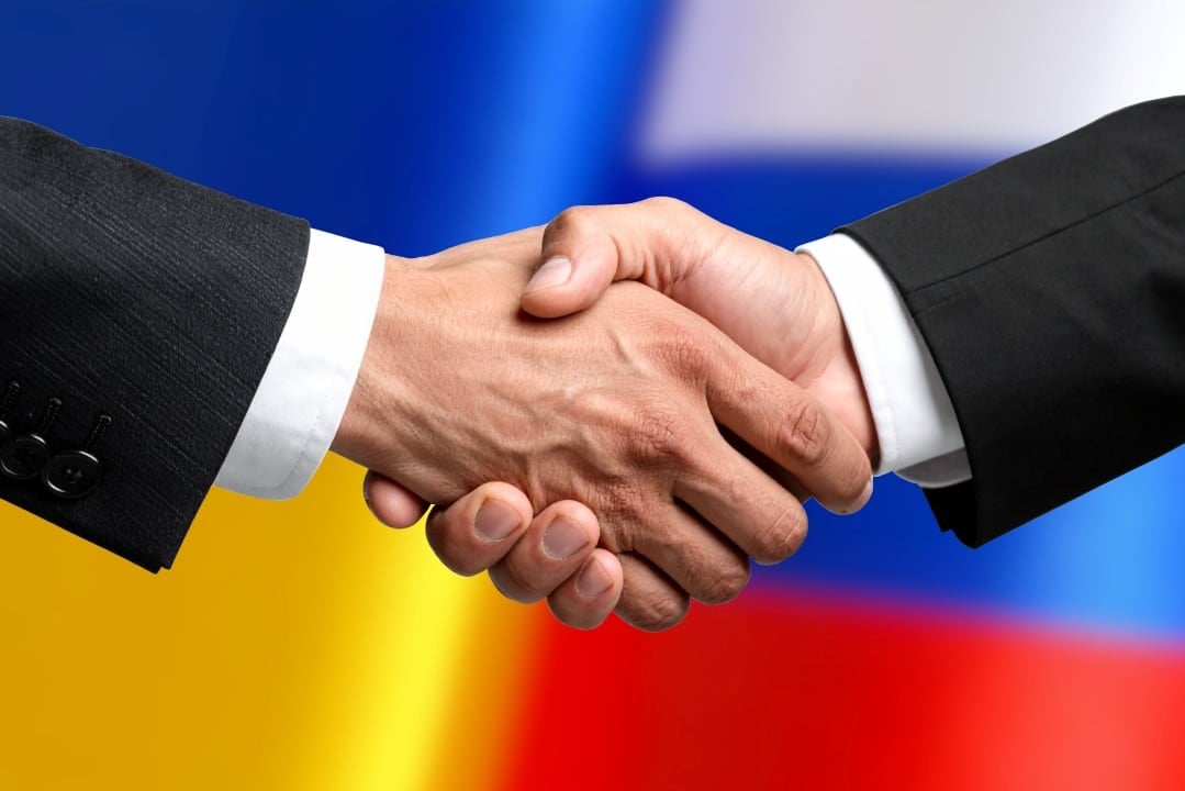 Aperto de mão entre a Ucrânia e a Rússia como símbolo do cessar-fogo e da paz