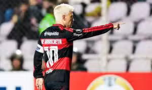 Arrascaeta opera clavícula nesta quinta e vira dúvida para a Copa do Mundo