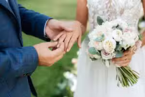 Magnata mantém planos de casamento com modelo acusada de golpear homens ricos
