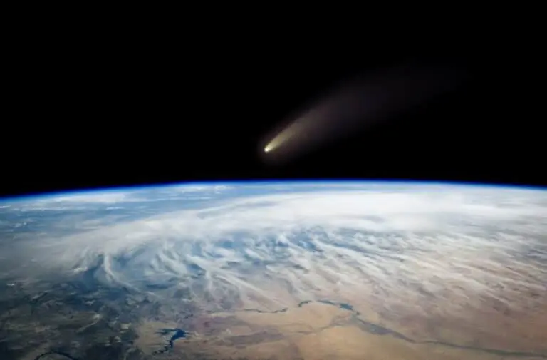 Cometa, asteroide, meteorito voando para o planeta Terra