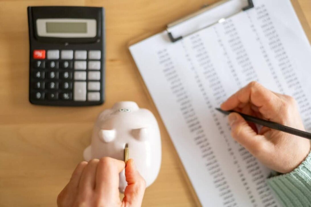 Contas, despesas, poupança, calculadora, dinheiro