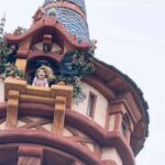 Corvos atacam cabelo de Rapunzel em atração do Tokyo DisneySea