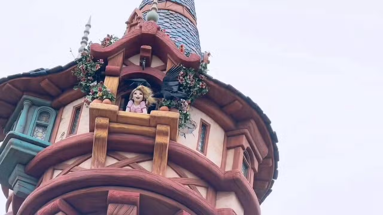 Corvos atacam cabelo de Rapunzel em atração do Tokyo DisneySea