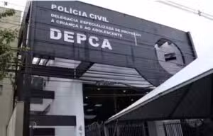 Kind van 1 jaar en 8 maanden wordt opgenomen in het ziekenhuis met tekenen van geweld en mishandeling in Campo Grande
