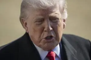 يكرر ترامب تأكيد إنهاء الأعمال العدائية في إيران بالاتفاق أو يحذر من العمل العسكري الأمريكي
