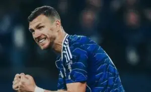 شالكه 04 يؤكد إصابة إدين دزيكو ويغيب المهاجم عن الفريق بحثًا عن الوصول المباشر