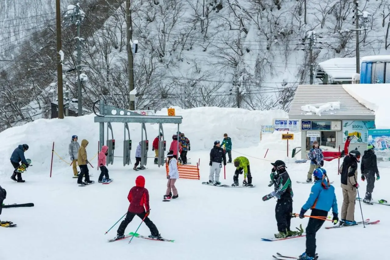 Esquiadores, estação de esqui de Hakuba