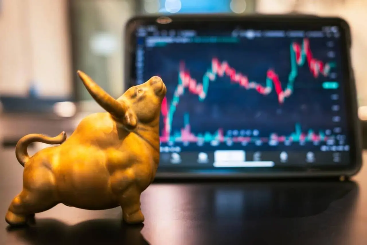 Estátua de touro dourado, gráfico financeiro