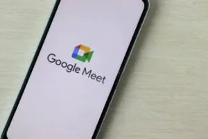 يستقبل تطبيق Google Meet الترجمة الصوتية المتزامنة مع الذكاء الاصطناعي على الهواتف المحمولة