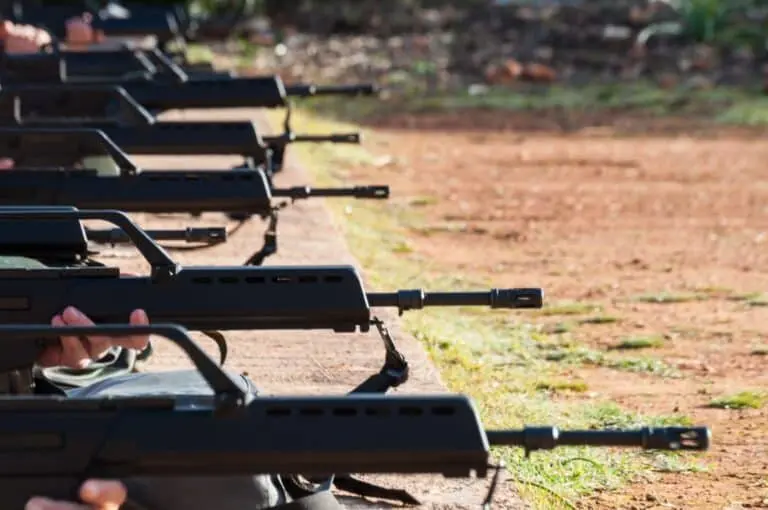 Grupo de soldados apontando arma