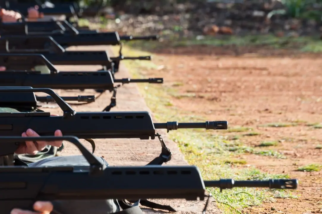 Grupo de soldados apontando arma