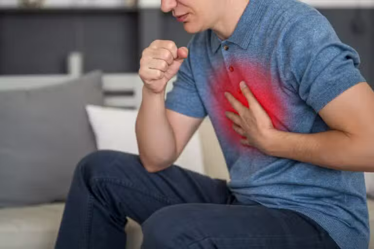 Homem com dor pulmonar