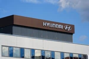 Hyundai lança frota de 150 vans para reparos de elétricos em casa até final de 2025