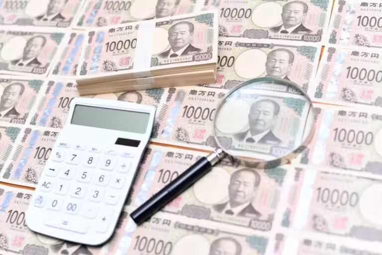 Ienes japoneses, calculadora e lupa