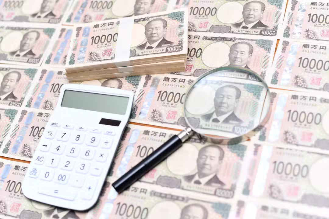 Ienes japoneses, calculadora e lupa