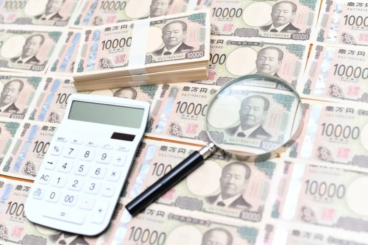 Ienes japoneses, calculadora e lupa