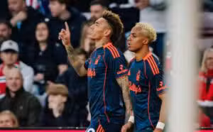 Nottingham Forest abre 4 a 0 sobre Sunderland na Premier League com gols de Wood, Gibbs-White e Igor Jesus