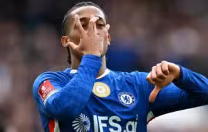 João Pedro marca de bicicleta mas Chelsea perde para o Forest e se complica na Premier League